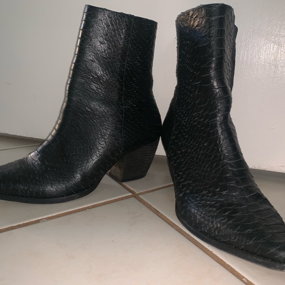Caty 7.5 snake skin boots/booties w/ heel